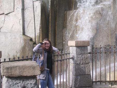 Ma puce au pied de son chateau